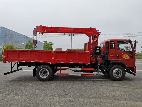 重汽豪曼（國(guó)六）4200軸距隨車吊